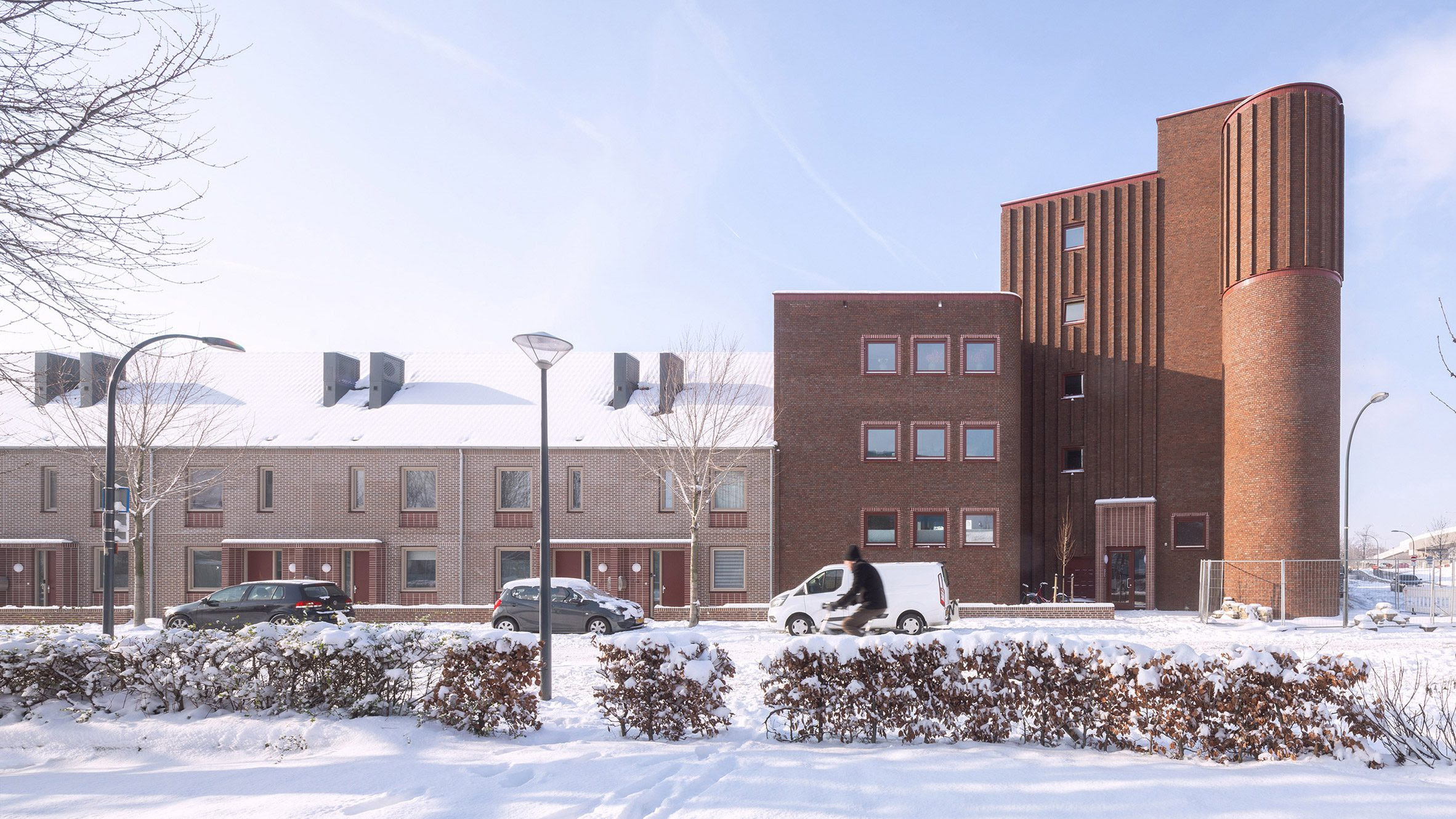 El edificio de apartamentos Miller está ubicado en el barrio de Wyckerpoort de Maastrich (Países Bajos) y ha sido diseñado por el estudio neerlandés Martens Willems & Humblé Architecten.