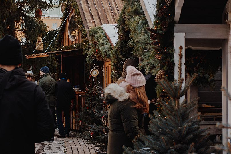 Descubre las casas de madera de los mercados navideños de Letonia