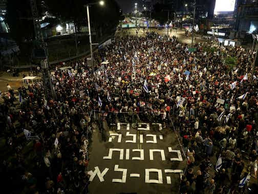 Des manifestants israéliens appellent lundi à la libération de l'otage et à la fin de la guerre à Tel-Aviv.