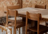El mobiliario, elaborado a medida, se ha fabricado con madera autóctona sumergida, rescatada del embalse de Bayano.