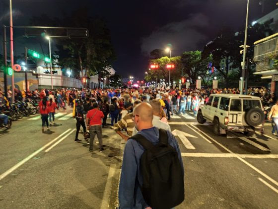 En Miraflores la tarima para la celebración no estuvo lista hasta pasadas las 10:00 de la noche