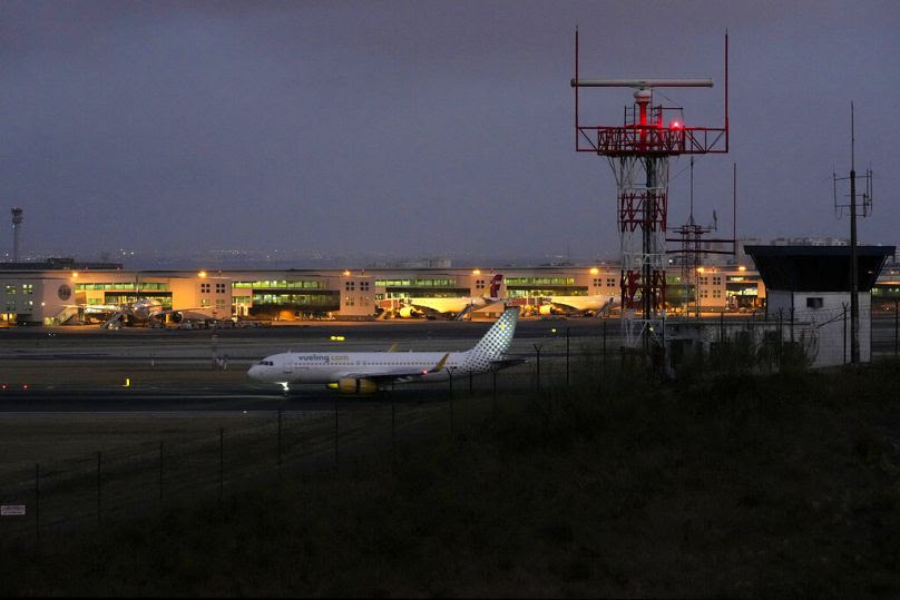 Un avión llega de noche a Lisboa