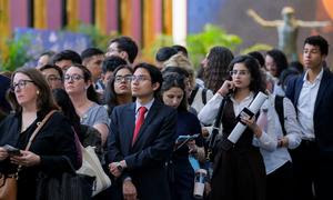 Los participantes esperan fuera del Salón de la Asamblea General en la sede de la ONU durante el primer Día de Acción de la Cumbre del Futuro.