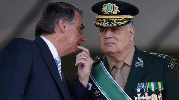 O ex-presidente Jair Bolsonaro (PL) conversa com o ex-comandante do Exército general Freire Gomes durante cerimônia do Dia do Soldado