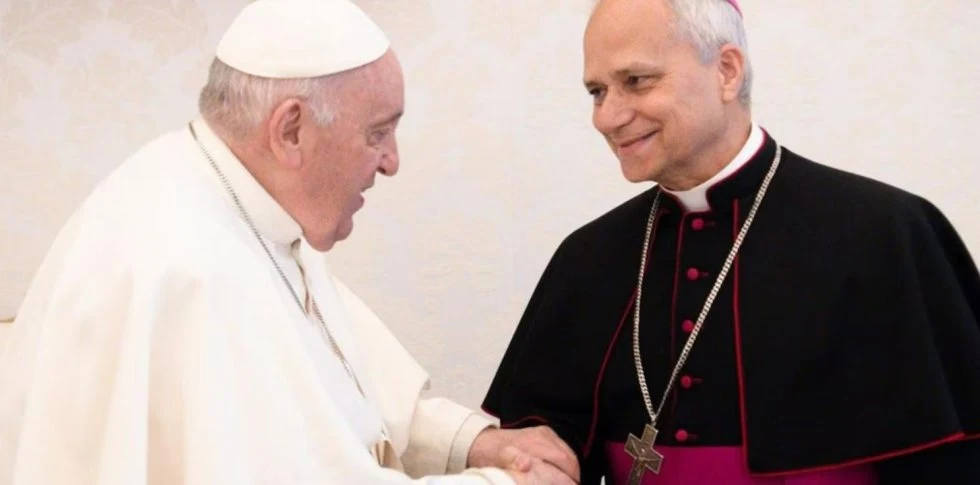 Un caluroso saludo del Papa Francisco al cardenal Robert Prevost.