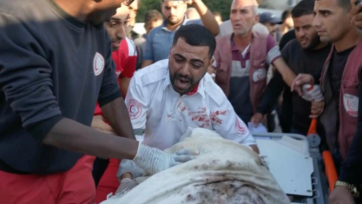 En video: un médico palestino se da cuenta de que el cadáver que transportaba era su madre