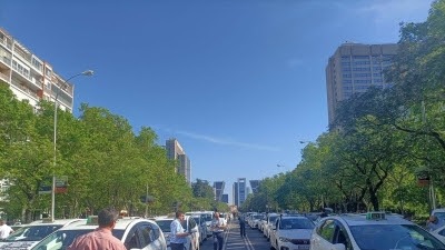 Taxistas marchan en Madrid contra las 8.500 nuevas licencias de VTC a Cabify: 