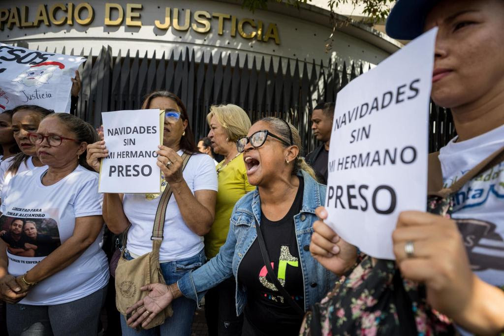 Familias de detenidos tras elecciones piden a Maduro "medida de gracia" para su liberación