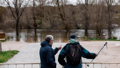 El Ayuntamiento trabaja en la limpieza del Manzanares por los arrastres de las lluvias para recuperar la normalidad