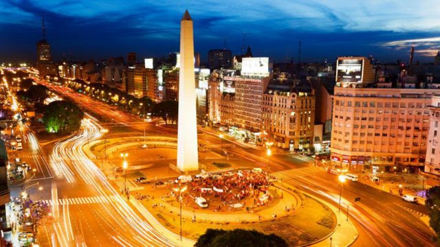 O Obelisco de Buenos Aires iluminado à noite