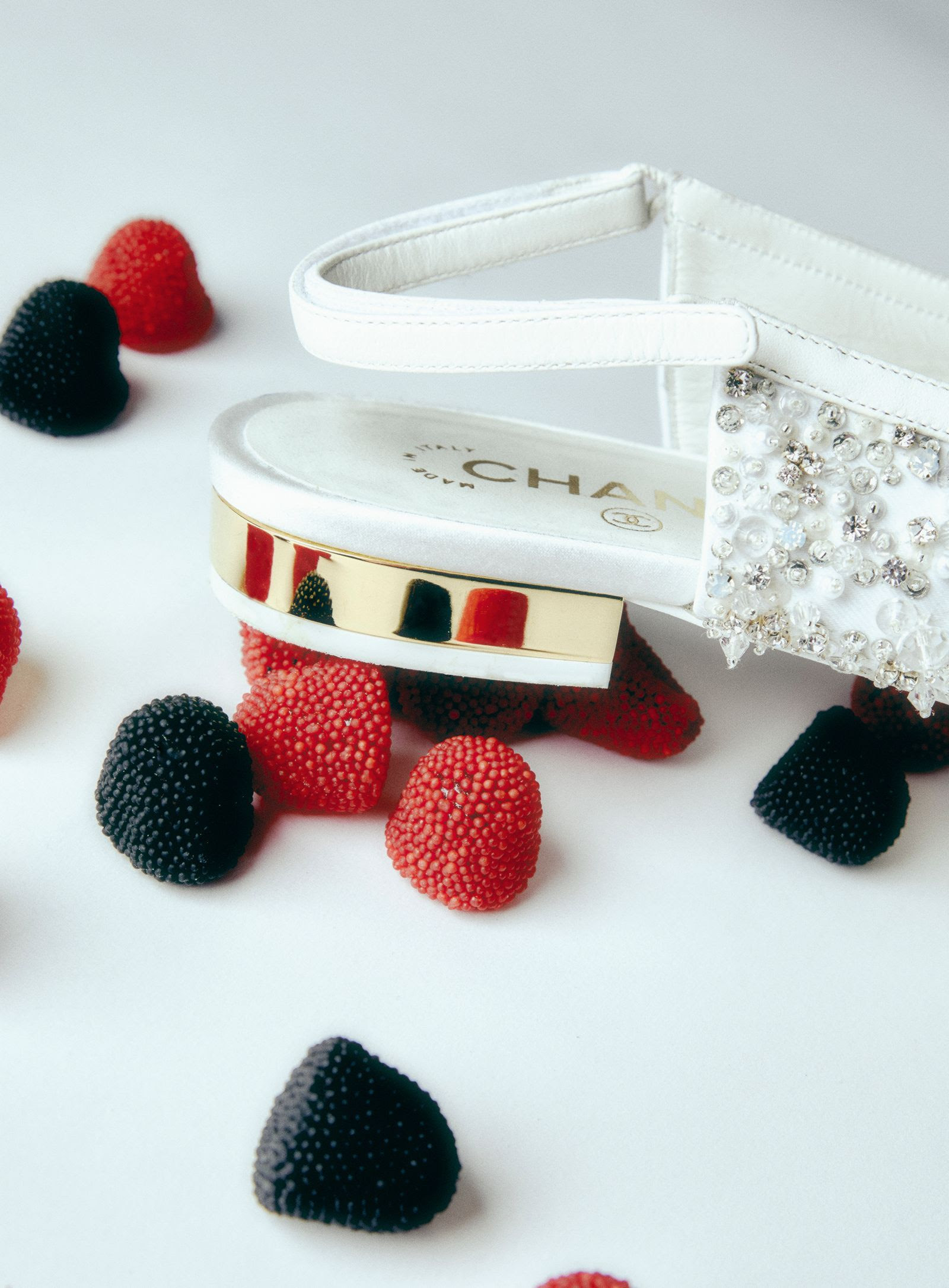 Zapatos Slingback con strass y lazo de grosgrain de Chanel y golosinas de Belros.