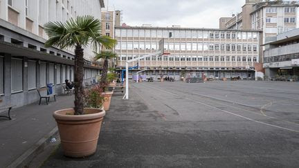 Ce que l'on sait de la mise en retrait du proviseur du lycée Maurice-Ravel à Paris, après une altercation liée au port du voile et des menaces de mort en ligne