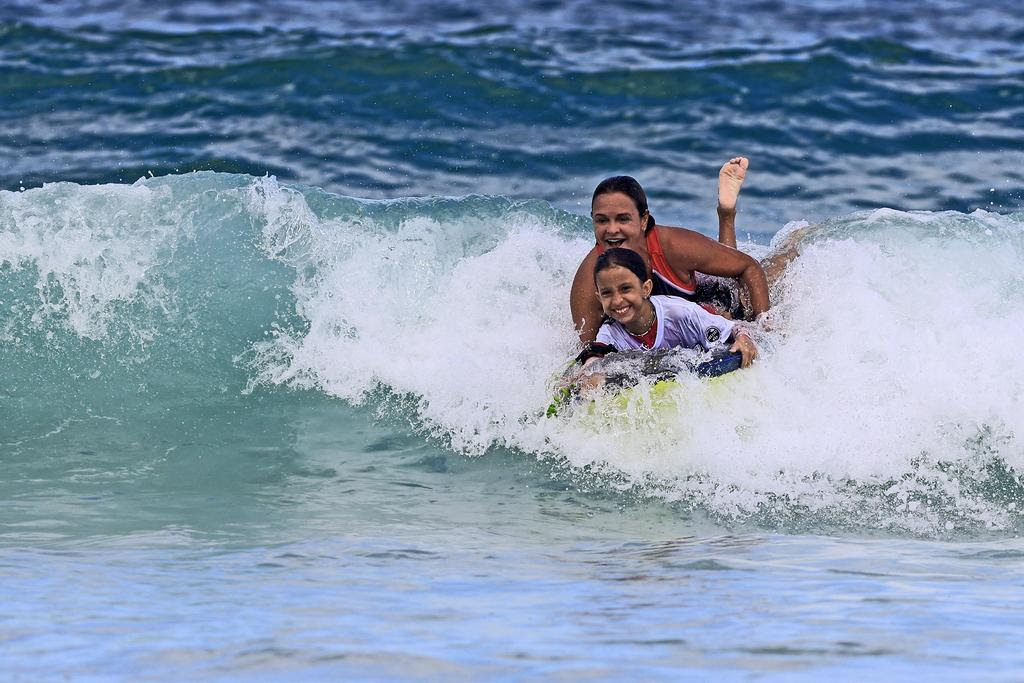 Neymara surfando com garoto no aulão (Tonydandrea / Divulgação)