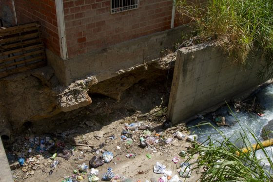 Vecinos de la carretera Petare-Guarenas temen que embaulado termine de colapsar antes de las lluvias