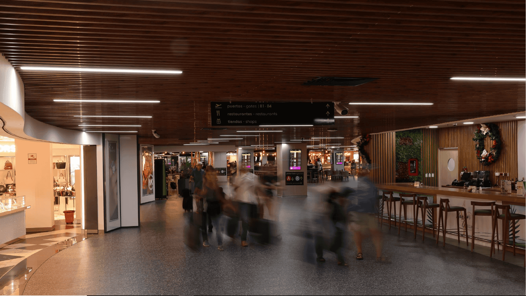 Imágenes de la instalación de plafones en los techos de las áreas restringidas del aeropuerto.