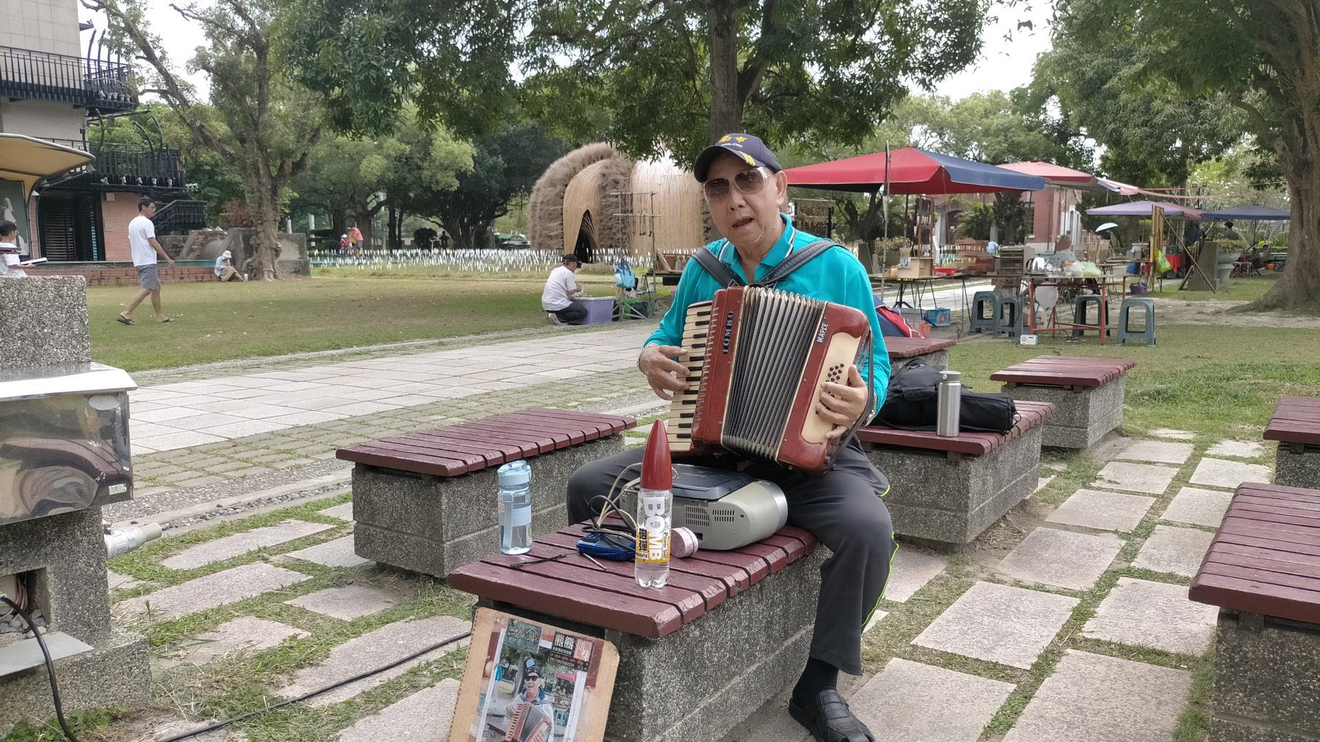 每到假日午後，吳正雄便背起手風琴，在這個角落演奏
