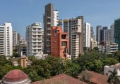 El uso de la terracota crea una fachada que resalta visualmente y que contribuye al confort y la sostenibilidad del edificio.