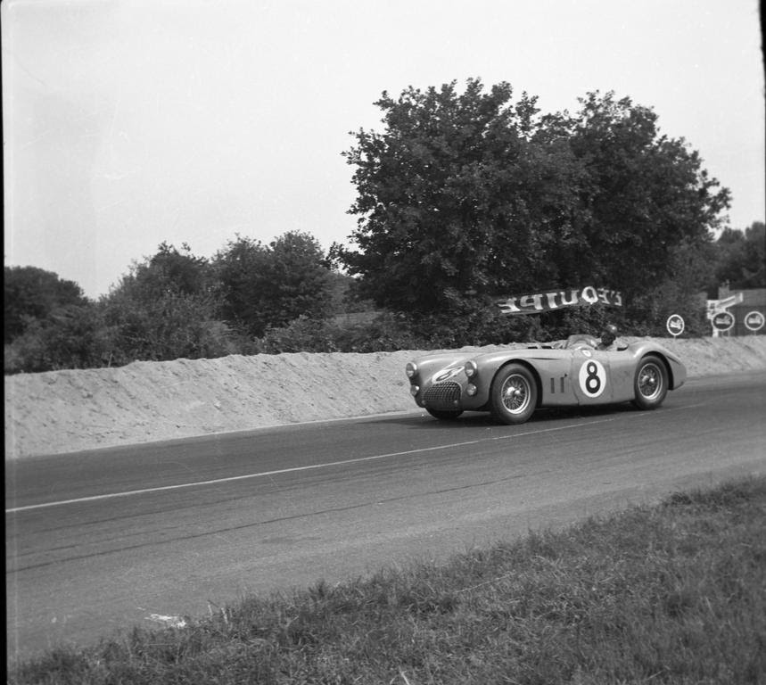 Em 1952, Levegh pilotou por 22 horas e abandonou por quebra quando liderava (© Archives ACO)