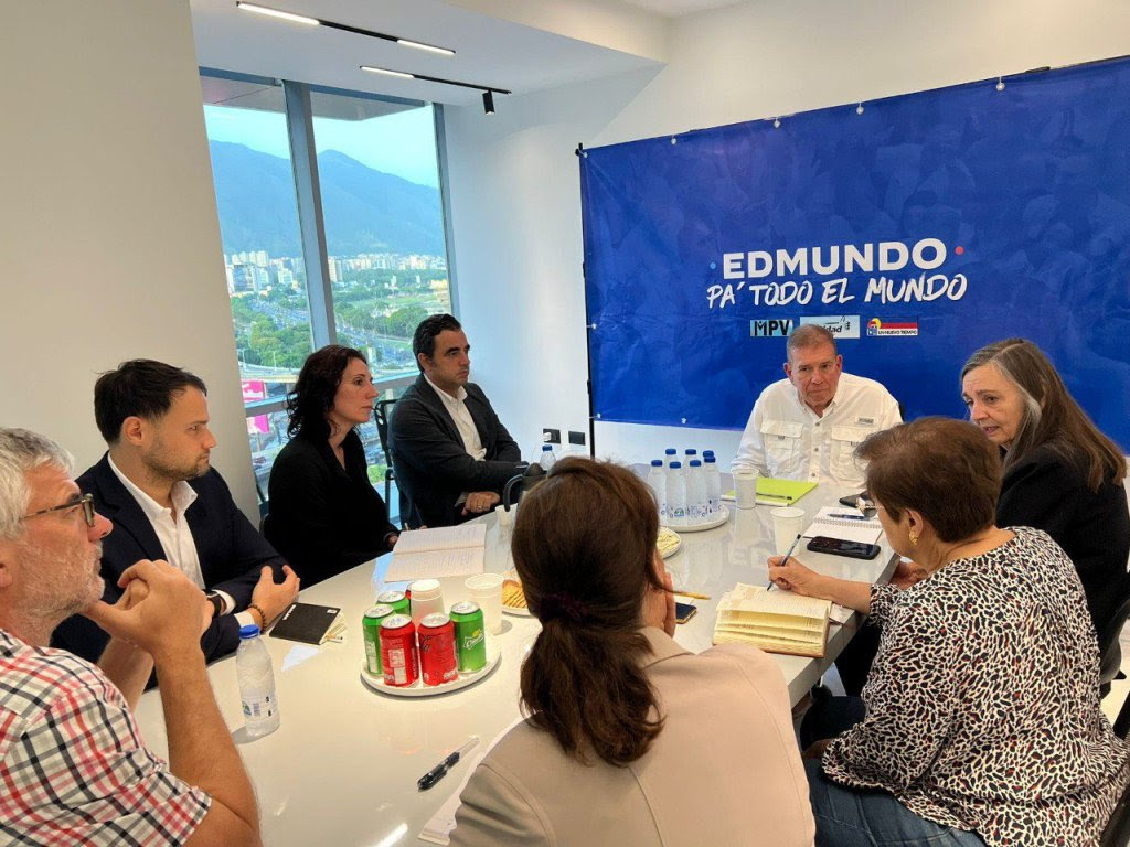 El aspirante presidencial de la alianza opositora conversó con la delegación estadounidense. Foto: X