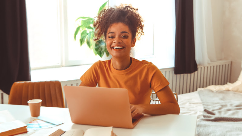 Dentre os cursos ofertados, estão Auxiliar Administrativo, Atendimento/Vendas em Whatsapp Business, Informática Básica e Empreendedorismo e Marketing Digital (Foto: Getty Images)