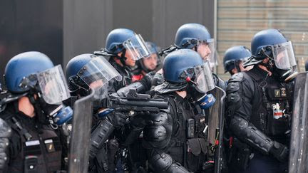 Le Nouveau Front populaire veut-il vraiment 'désarmer la police', comme l'affirme l'extrême droite ?