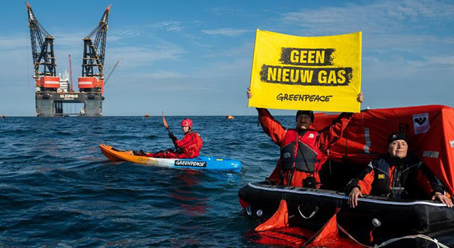 Greenpeace-actievoerders op de plek bij Schiermonnikoog waar ONE-Dyas naar nieuw gas wil boren.