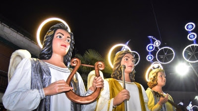 Un pasacalles de los ángeles navideños gigantes anunciará la llegada de los Reyes Magos