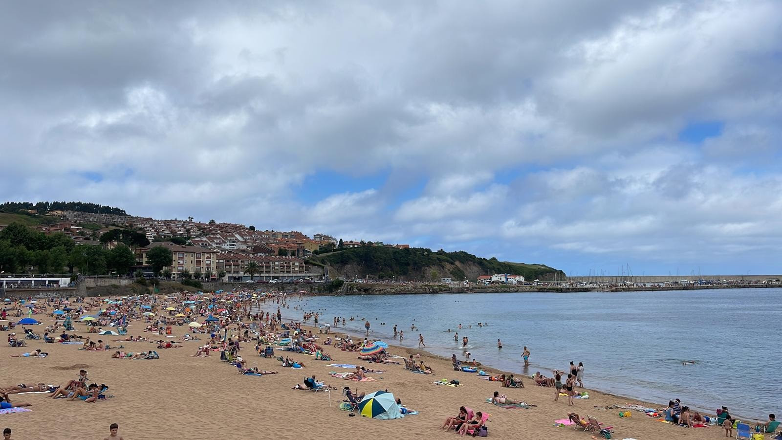 Los españoles destinarán casi 110 euros más a la semana en el alquiler vacacional en costa durante 2025 Playa de Luanco.