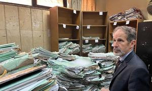 En un juzgado de Damasco (Siria), visitado por el jefe del IIIM, Robert Petit, se amontonan documentos.