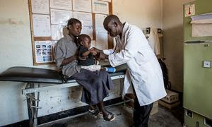 Un bebé se somete a un chequeo médico en una clínica de Kisenga, en el este de la República Democrática del Congo. (archivo)