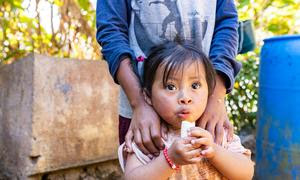 Fotografía de una niña en la aldea de San Luis Tontem, en Alta Verapaz, Guatemala.