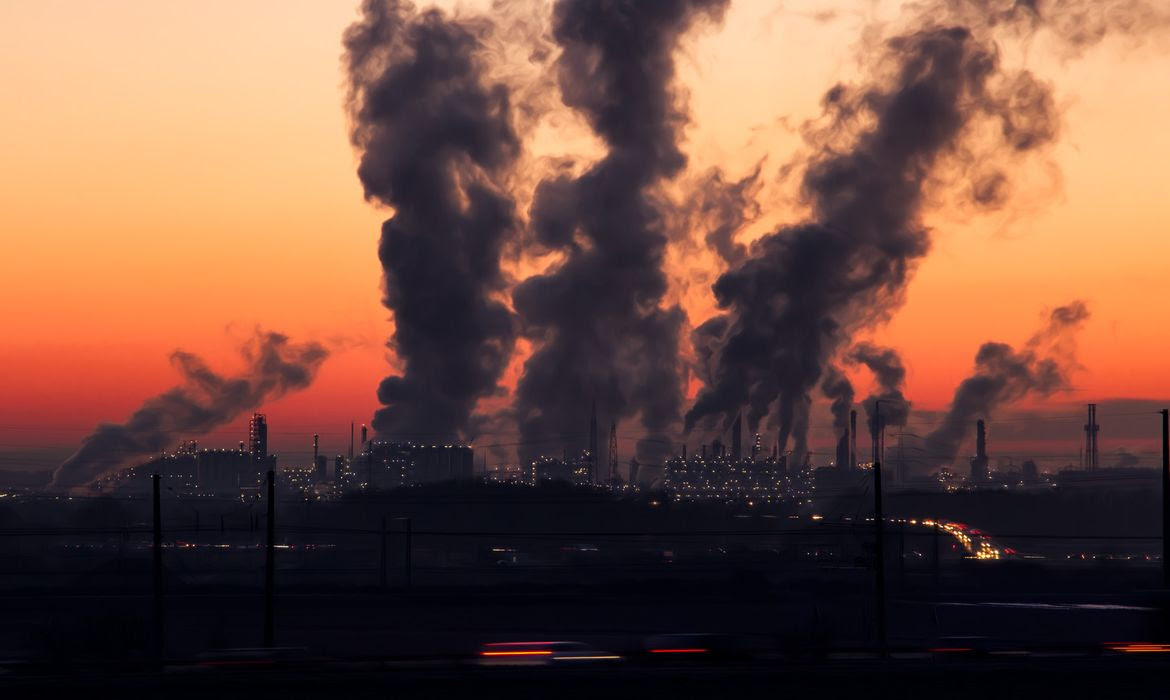 Ralf Vetterle/Pixabay Conferência das Nações Unidas sobre a Mudança do Clima – COP28. – Meio Ambiente; mudanças climáticas; poluição do ar; fumaça fábricas; chaminés; CO2. Foto: Ralf Vetterle/Pixabay