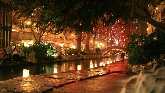 El emblemático River Walk de San Antonio está decorado con linternas navideñas mexicanas para la temporada navideña.