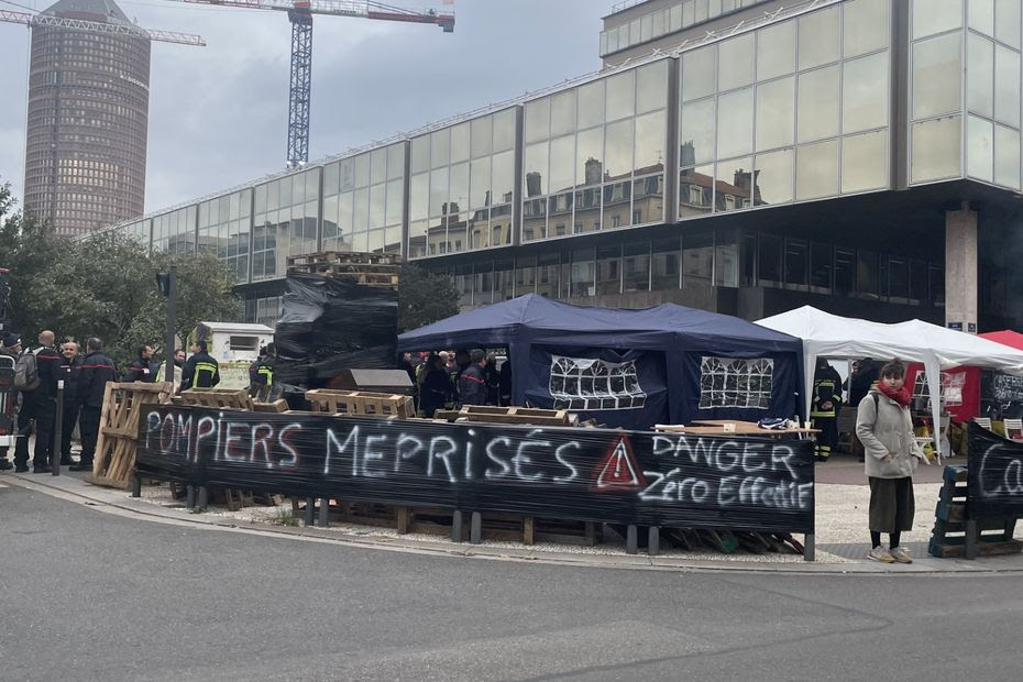 'Les promesses, on n'y croit plus !' : les pompiers du Rhône, en grève depuis 48 jours, campent devant la Métropole de Lyon