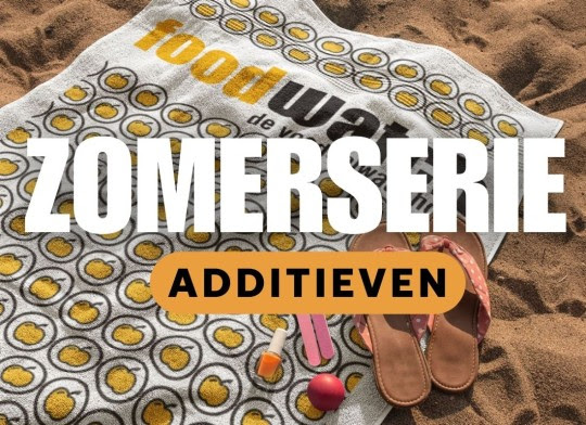 Zomerhanddoek op strand met logo's Foodwatch, beeldbewerking Foodwatch