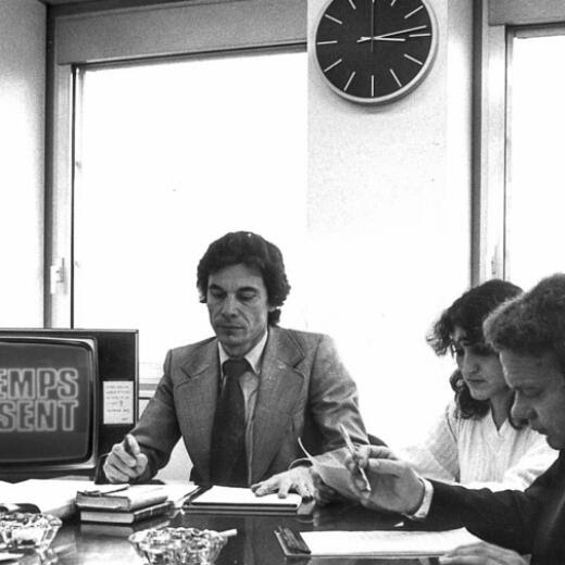 Temps présent en 1976. Conférence de rédaction avec (de gauche à droite) Pierre Demont, Claude Smadja, Claude Torracinta, Maggy Weiersmuller, Daniel Corbat et Jacques Pilet.