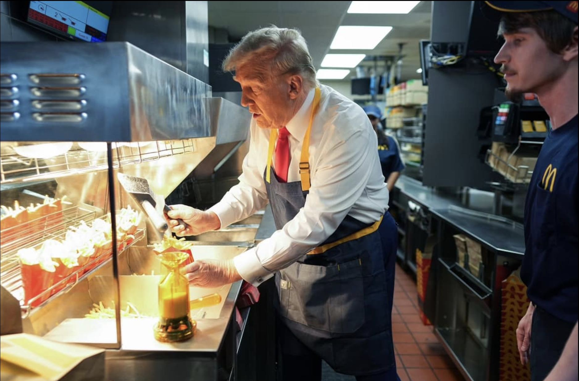 Donald Trump sert des frites aux clients d'un McDo : une opération de com bien huilée