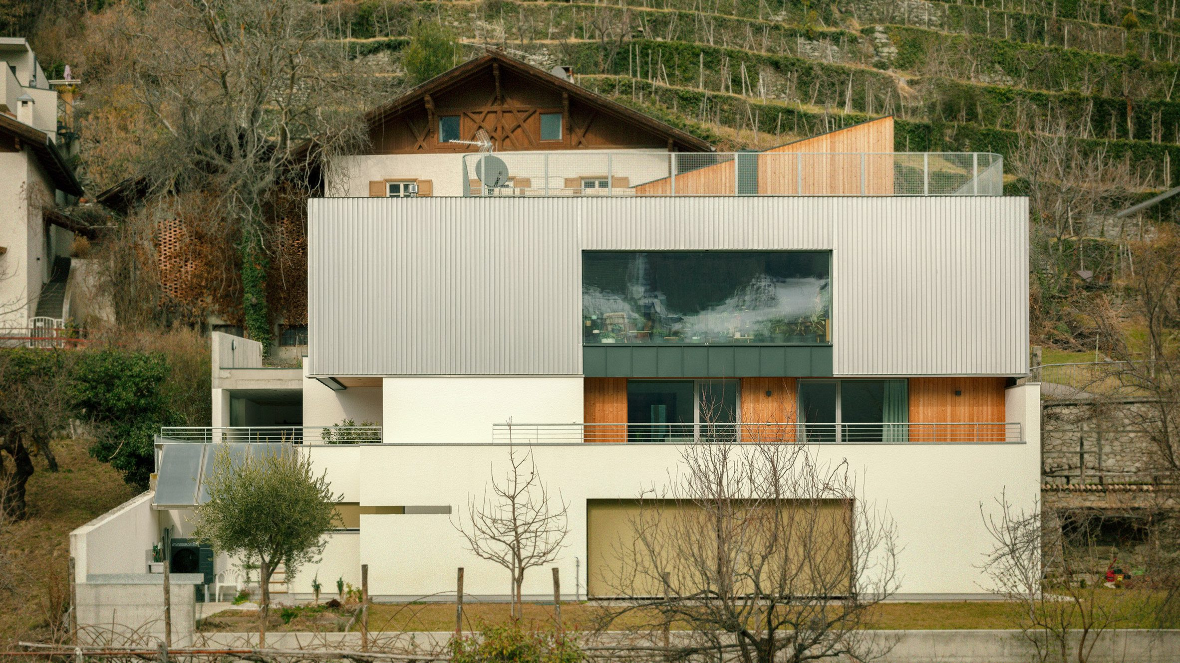 El proyecto RVTK Messner Architects está situado en un solar con una suave pendiente en la ciudad de Silandro (Italia) y, originalmente, fue una casa unifamiliar construida en 1978.