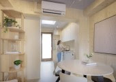 El interior se reviste con madera contrachapada clara que aporta calidez visual, mientras que el techo incorpora fieltro PET reciclado para mejorar la acústica.