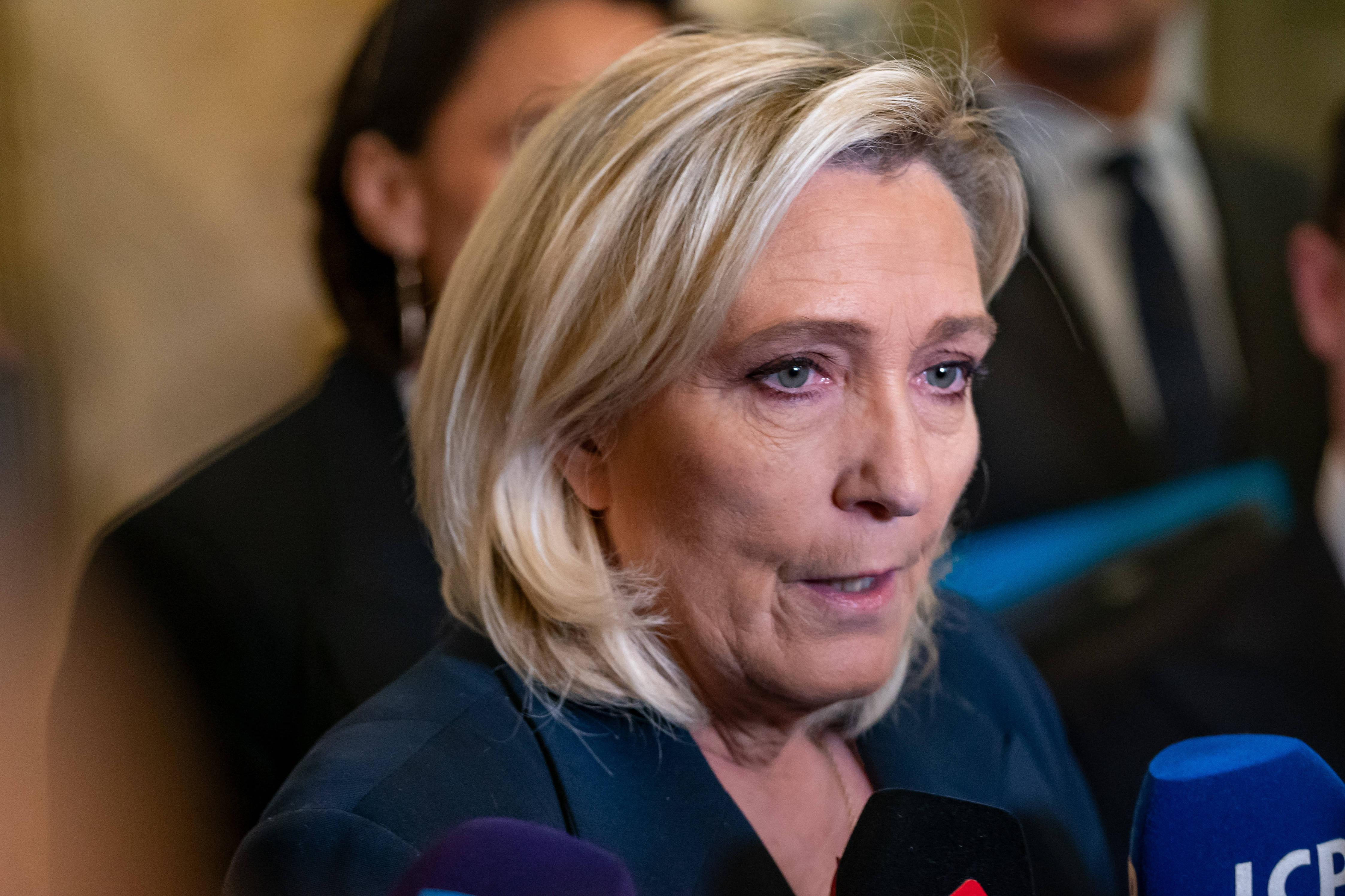 Motion de censure : le tir à un coup de Marine Le Pen