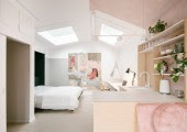 En la parte trasera del estudio, iluminada por dos claraboyas, se dispone de un escritorio y una cama plegable para los invitados.