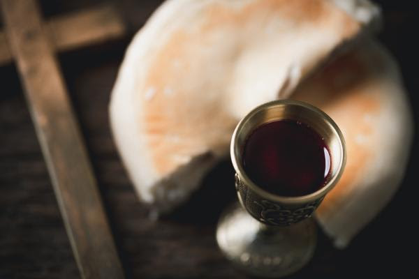 Un athée converti par l'eucharistie Eucharistie_Calice_Vin___Shutterstock_Doidam_10