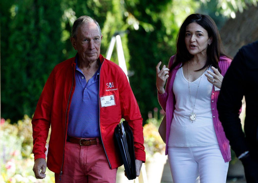 El empresario y político Michael Bloomberg, junto a Sheryl Sandberg, Sandberg exdirectora de operaciones de Meta Platforms y Facebook.