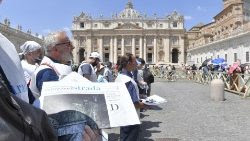 La distribuzione de L'Osservatore di Strada in Piazza San Pietro