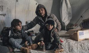 Una familia desplazada recibe ropa de invierno en Der Al Balah, en el centro de Gaza.