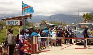 Personas que huyen de la violencia en la zona de Bukavu, en el este de la República Democrática del Congo, esperan para cruzar el puesto fronterizo de Gatumba hacia Burundi.