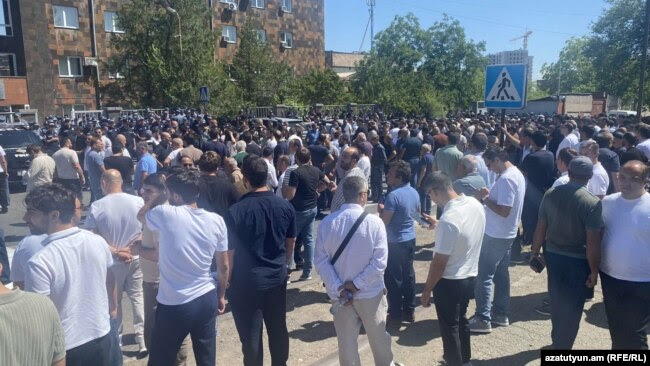 Armenia - People rally outside a court in Yerevan during a hearing on Russian-Armenian billionaire Samvel Karapetian's arrest, June 18, 2025.