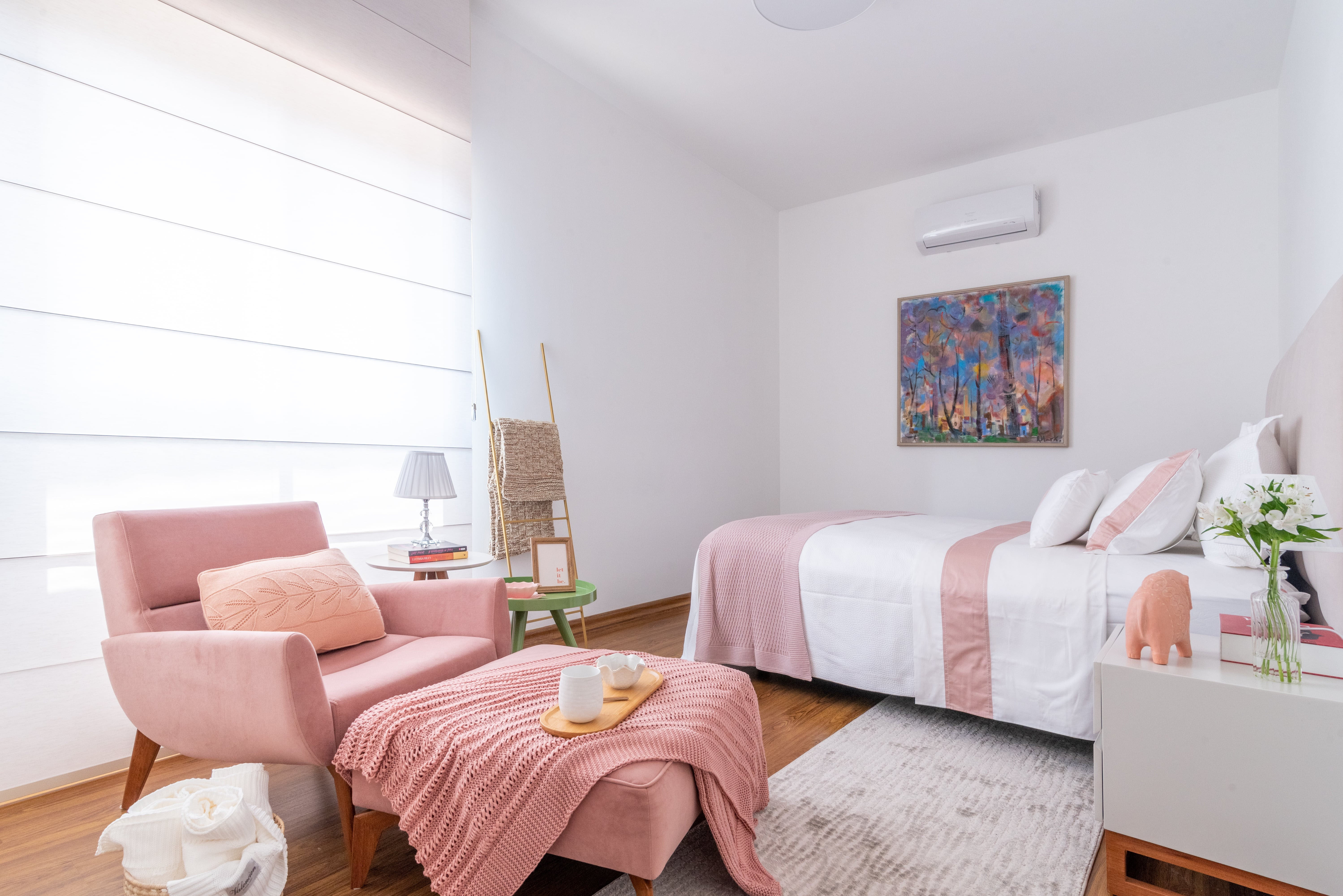O romantismo do rosa deu o tom do décor no dormitório da moradora | Projeto Isabella Nalon Arquitetura | Foto: Julia Herman