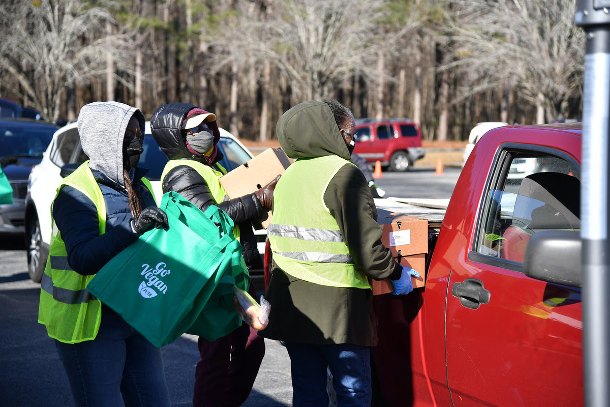 volunteers loading food into vehicles