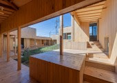 La pasarela de madera que rodea el patio central crea un “corral” natural donde los perros pueden correr libremente.